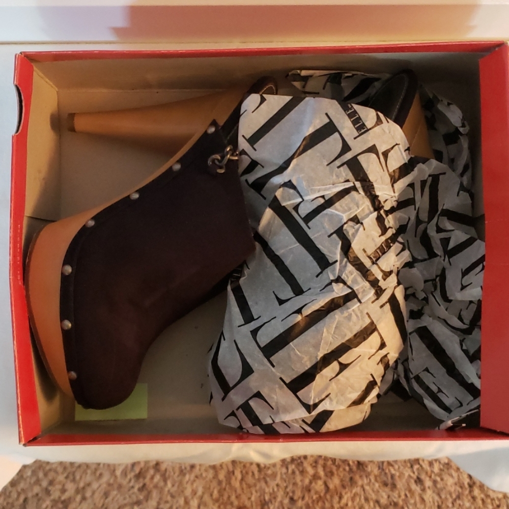 Elle Clogs - Picture 2 of 4